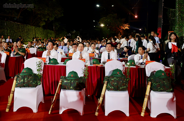 Các đồng chí Ủy viên Trung ương Đảng: Lê Tiến Châu, Phó Thủ tướng; Nguyễn Doãn Anh, Phó Chủ tịch Quốc hội; Nguyễn Hồng Diên, Phó Chủ tịch Quốc hội; Hầu A Lềnh, Bí thư Tỉnh ủy Tuyên Quang dự chương trình tại điểm cầu Nhà bia liệt sĩ Thanh Thủy (Tuyên Quang) - Ảnh: VGP/Thu Sa