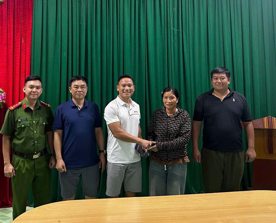 Công an xã Đại Đồng, tỉnh Phú Thọ hỗ trợ công dân nhận lại tiền chuyển khoản nhầm.
