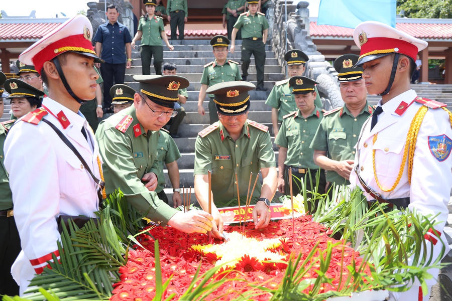 Thành kính tri ân, hướng về cội nguồn.