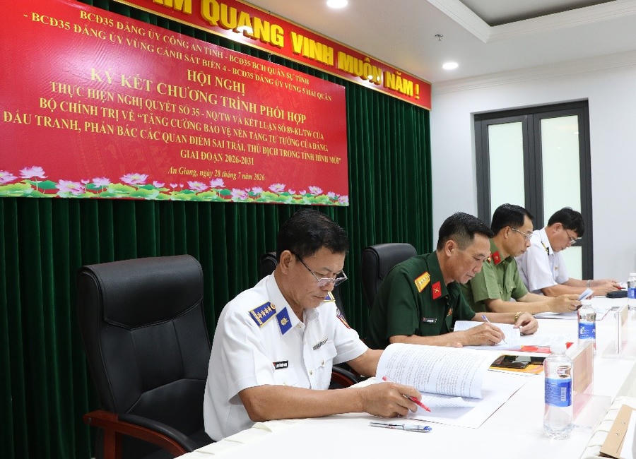 Lãnh đạo bốn đơn vị đồng chủ trì hội nghị ký kết.
