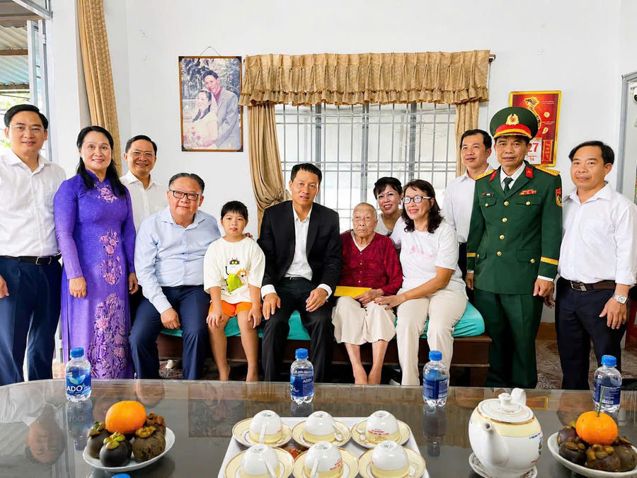 Đoàn công tác chụp ảnh lưu niệm cùng Mẹ Việt Nam Anh hùng Đỗ Thị Miên.
