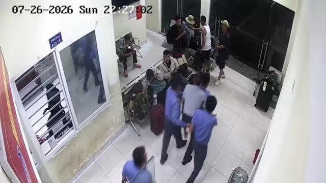 Các nhân viên tổ tàu SE2 kịp thời đưa hành khách đi cấp cứu. Ảnh cắt từ clip