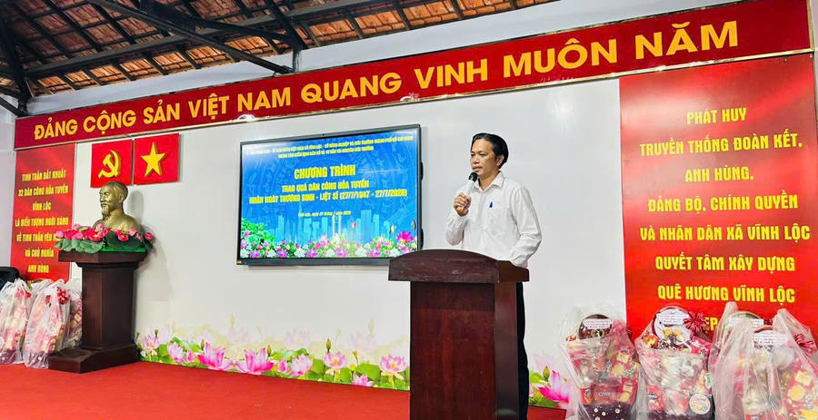 Ông Trần Huỳnh Anh, Phó Chủ tịch UBND xã Vĩnh Lộc phát biểu tại chương trình.