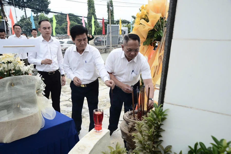 Những nén hương thơm, những vòng hoa tươi thắm được thành kính dâng lên trước Đài tưởng niệm.