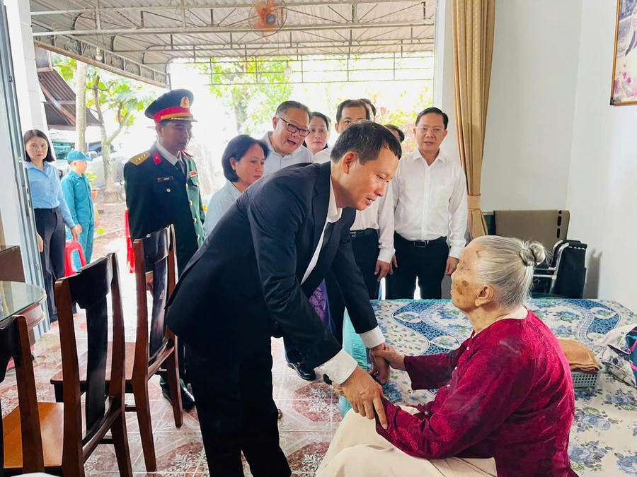 Bí thư Thành ủy Đồng Nai Vũ Hồng Văn thăm, tặng quà Mẹ Việt Nam Anh hùng nhân dịp 27/7.