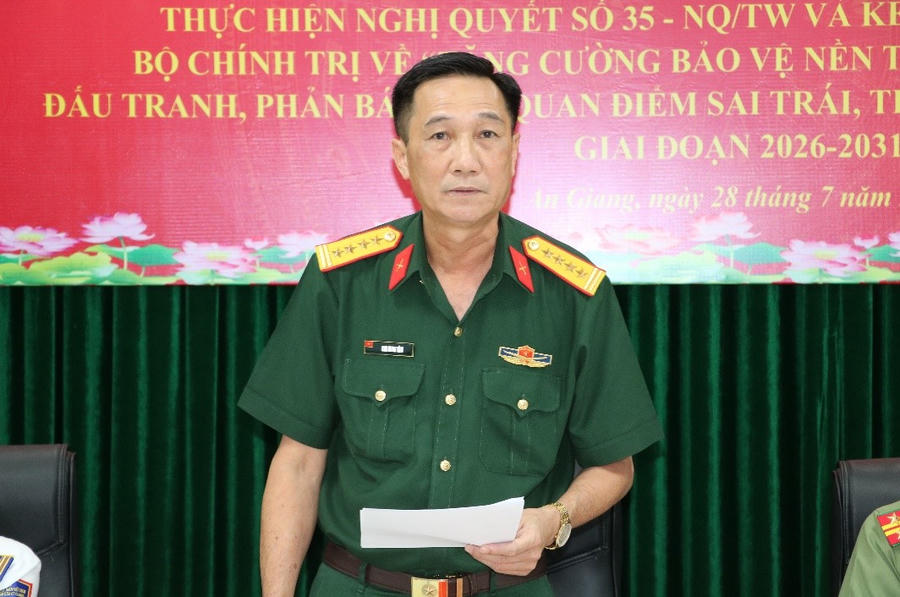 Đại tá Cao Minh Tâm, Phó Chính ủy Bộ Chỉ huy Quân sự tỉnh phát biểu tại hội nghị ký kết.