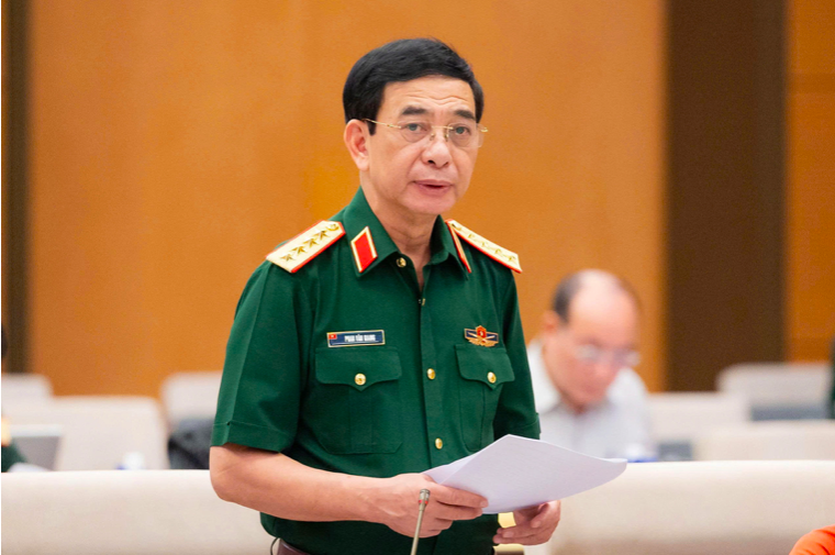 Đại tướng Phan Văn Giang, Phó Thủ tướng, Bộ trưởng Quốc phòng trình bày tờ trình. Ảnh: QH
