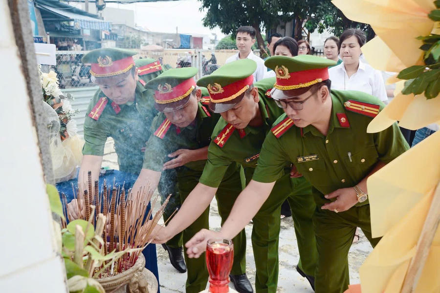 Những nén hương thơm, những vòng hoa tươi thắm được thành kính dâng lên trước Đài tưởng niệm.