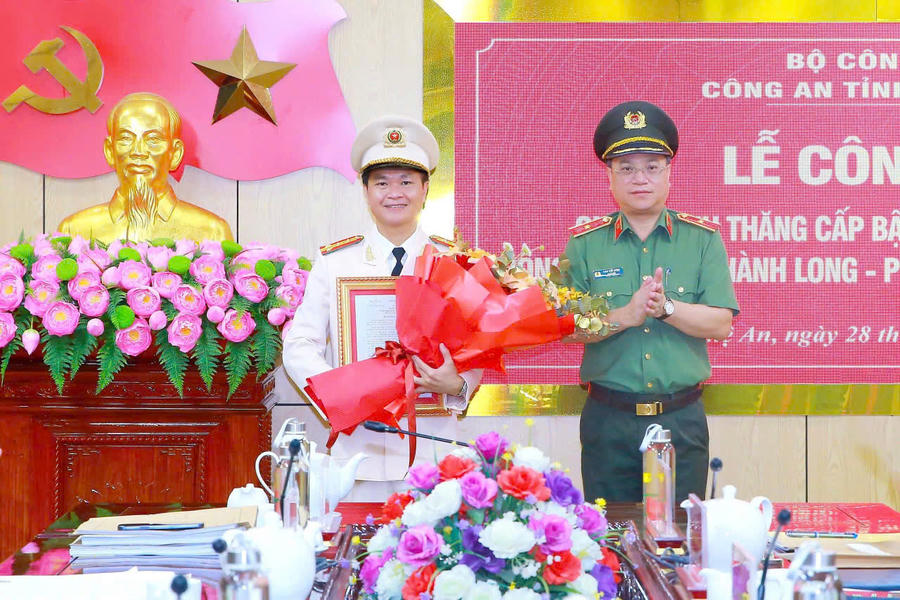 Thừa ủy quyền của Bộ trưởng Bộ Công an, Thiếu tướng Đinh Việt Dũng, Ủy viên Ban Thường vụ Tỉnh ủy, Bí thư Đảng ủy, Giám đốc Công an tỉnh Nghệ An trao quyết định thăng cấp bậc hàm cho ông Phạm Thành Long, Phó Giám đốc Công an tỉnh.