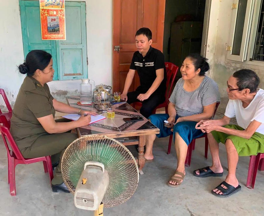 Tổ trưởng Đinh Thuỳ Dung cùng các Tổ viên đã kiên trì giải thích, phân tích các dấu hiệu nhận biết thủ đoạn lừa đảo.