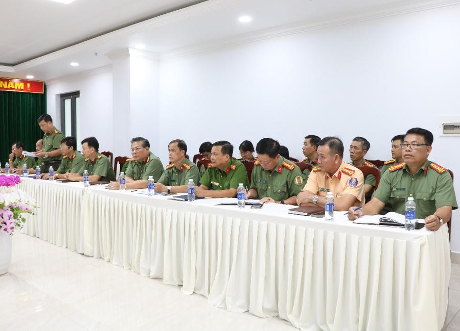 Các đại biểu tham dự hội nghị ký kết.