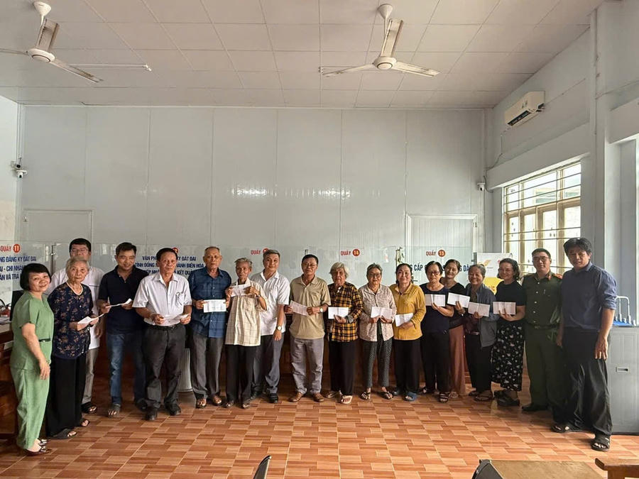 Đoàn công tác phường Long Hưng đến thăm hỏi, động viên và trao quà cho các gia đình chính sách, thân nhân liệt sĩ, thương binh, bệnh binh và người có công với cách mạng trên địa bàn.
