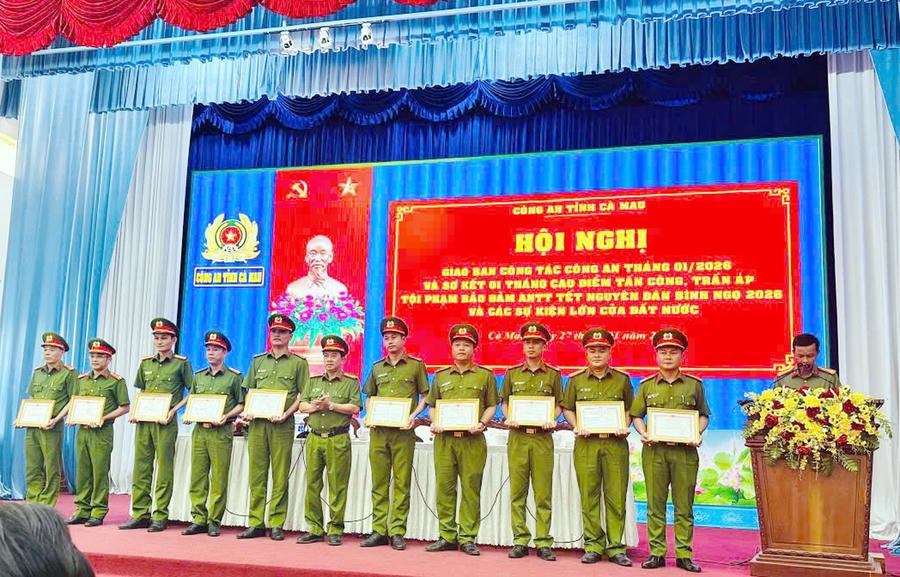 Đại tá Châu Quốc Huy – Tỉnh ủy viên, Phó Giám đốc Công an tỉnh Cà Mau trao Giấy khen cho Thiếu tá Phạm Tấn Thanh (bìa phải) tại Hội nghị sơ kết cao điểm tấn công, trấn áp tội phạm năm 2026.