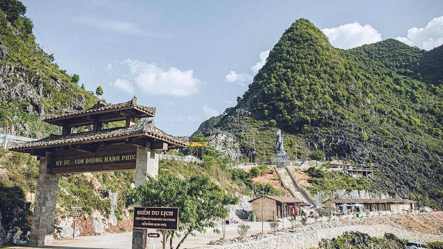 Điểm du lịch tượng đài thanh niên xung phong mở đường Hạnh Phúc tại thôn Séo Sả Lủng, xã Đồng Văn. (Ảnh: My Ly).