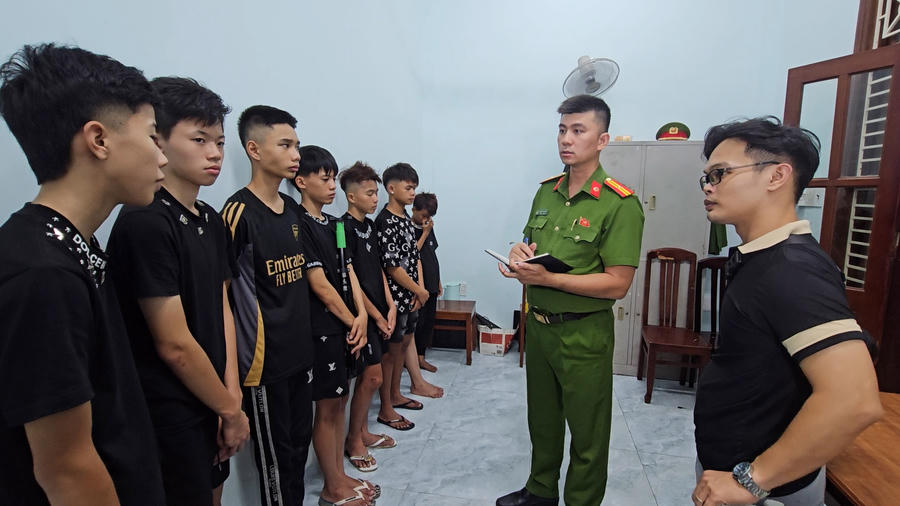 Công an phường Quy Nhơn xác minh nhân thân của các thiếu niên. (Ảnh: BCA)