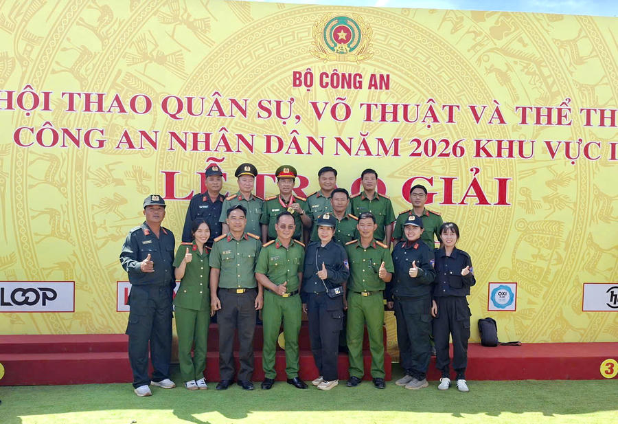 Thiếu tá Phạm Tấn Thanh (hàng dưới, thứ năm từ phải sang) tham gia Hội thao Quân sự, Võ thuật khu vực do Bộ Công an tổ chức. Đoàn Công an tỉnh Cà Mau đạt giải Ba toàn đoàn.