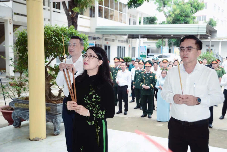 Những nén hương thơm, những vòng hoa tươi thắm được thành kính dâng lên trước Đài tưởng niệm.