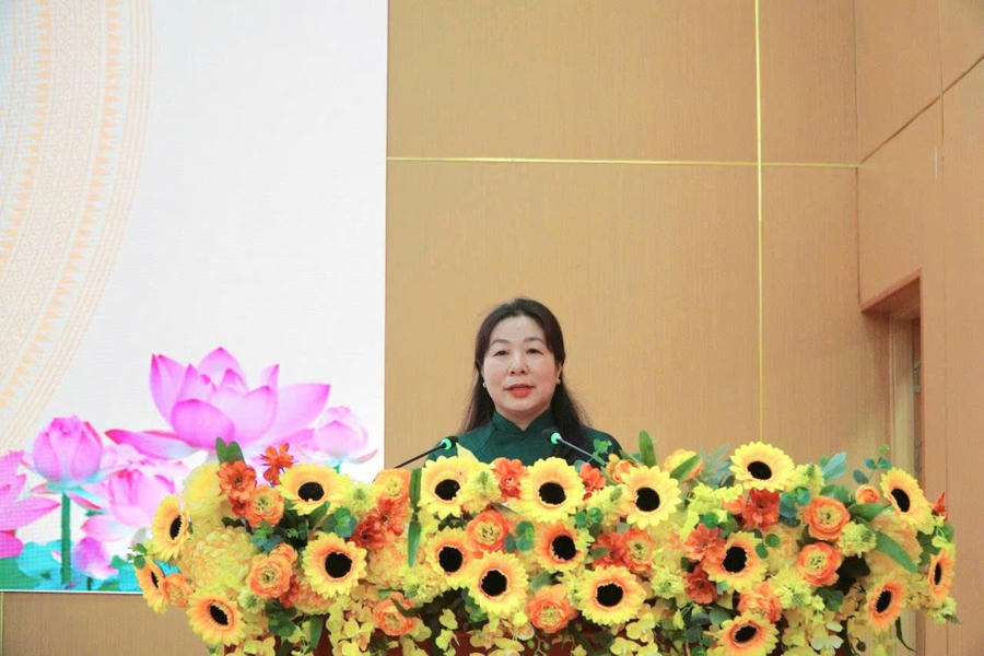 Bà Lê Hồng Thắm, Phó Chủ tịch Thường trực HĐND tỉnh An Giang phát biểu khai mạc kỳ họp.