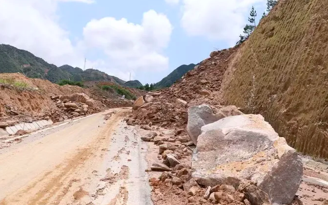 Thủ tướng yêu cầu các địa phương từ Quảng Trị trở ra chủ động ứng phó mưa lớn, lũ ống, lũ quét, sạt lở đất, bảo đảm an toàn tính mạng người dân.