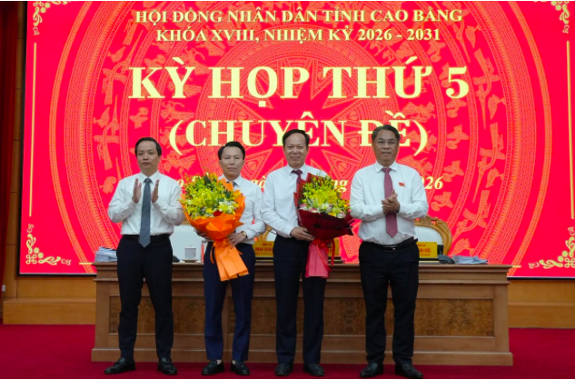 Ông Lương Tuấn Hùng (thứ 2 từ trái sang) được bầu giữ chức Phó Chủ tịch UBND tỉnh Cao Bằng.