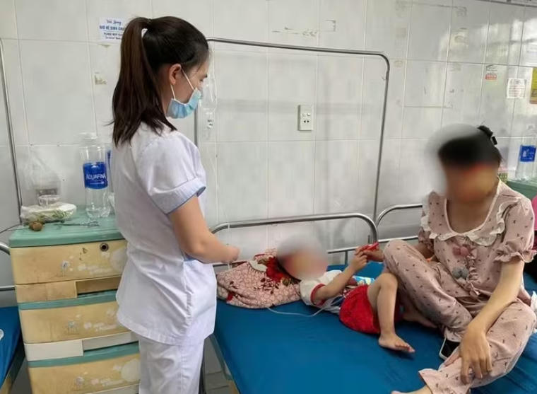 Cháu K. đang được điều trị tại Bệnh viện Sản - Nhi tỉnh Gia Lai. Ảnh: Phạm Cung