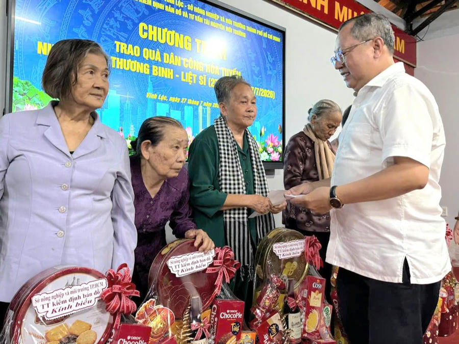 Ông Nguyễn Hiếu Hòa - Giám đốc Trung tâm MIREC tặng quà tri ân các gia đình công dân hỏa tuyến Vĩnh Lộc.