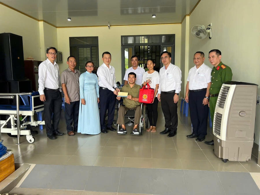 Đoàn công tác phường Long Hưng đến thăm hỏi, động viên và trao quà cho các gia đình chính sách, thân nhân liệt sĩ, thương binh, bệnh binh và người có công với cách mạng trên địa bàn.