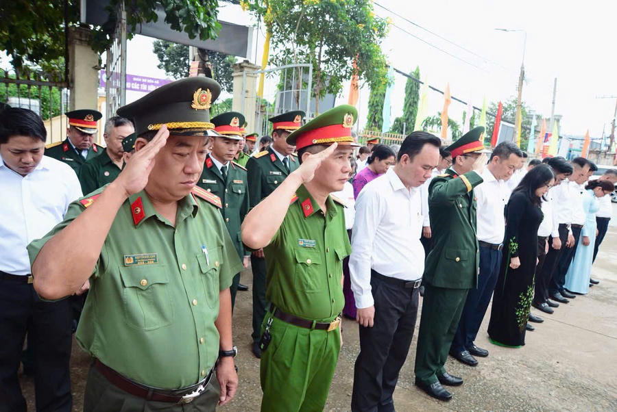 Những nén hương thơm, những vòng hoa tươi thắm được thành kính dâng lên trước Đài tưởng niệm.