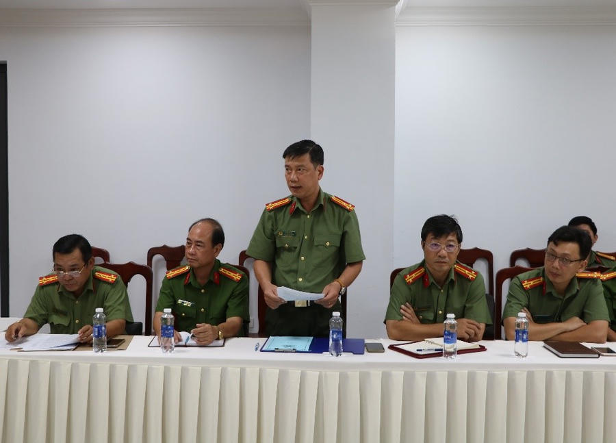 Các đại biểu tham dự đóng góp ý kiến.