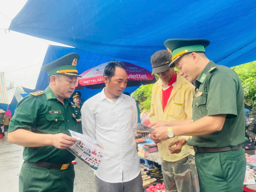 Người dân chăm chú theo dõi, lắng nghe các nội dung tuyên truyền về phòng, chống mua bán người, xuất, nhập cảnh trái phép và chấp hành pháp luật tại khu vực biên giới. (Ảnh: Hoàng Chính).