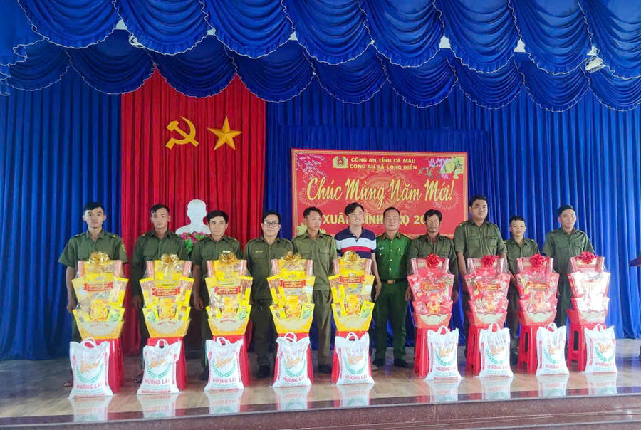 Thiếu tá Phạm Tấn Thanh trao quà Tết Nguyên đán năm 2025 cho lực lượng tham gia bảo đảm an ninh, trật tự ở cơ sở.