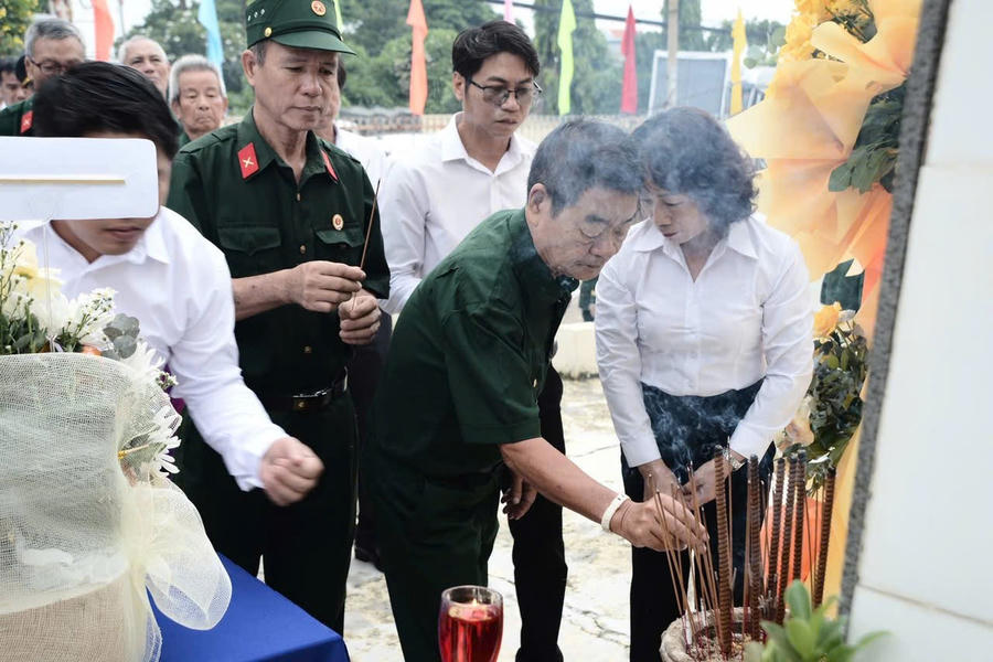 Những nén hương thơm, những vòng hoa tươi thắm được thành kính dâng lên trước Đài tưởng niệm.