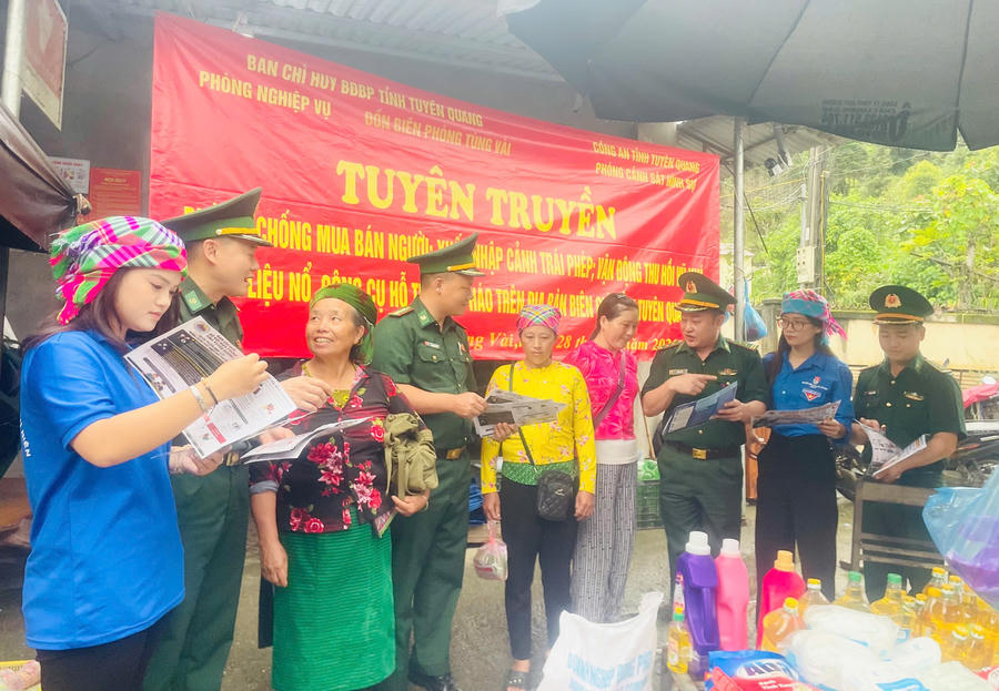 Phòng Nghiệp vụ, Bộ đội Biên phòng tỉnh Tuyên Quang chủ trì, phối hợp với các lực lượng tổ chức tuyên truyền lưu động tại chợ phiên Tả Ván, xã Tùng Vài. (Ảnh: Hoàng Chính).