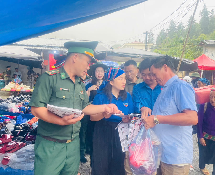 Các lực lượng tuyên truyền trực tiếp đến thanh niên, phụ nữ và người dân trong độ tuổi lao động nhằm nâng cao kỹ năng nhận diện, phòng tránh các thủ đoạn lừa đảo mua bán người. (Ảnh: Hoàng Chính).