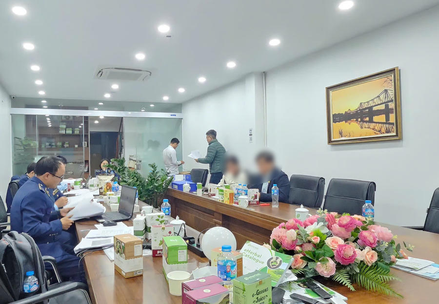 Đoàn kiểm tra làm việc tại Công ty Cổ phần Sản xuất và Thương mại Eherbal ngày 29/12/2025. Ảnh: QLTT