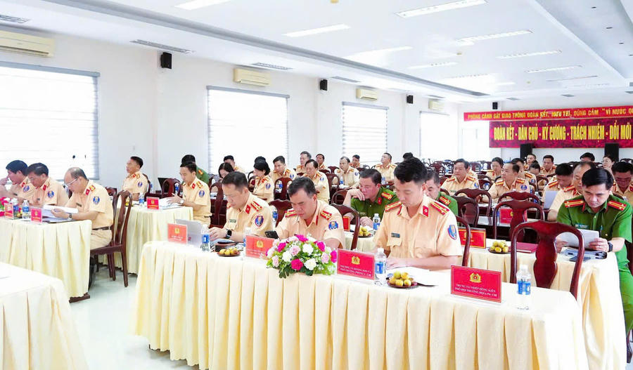 Các đại biểu tham dự buổi làm việc.