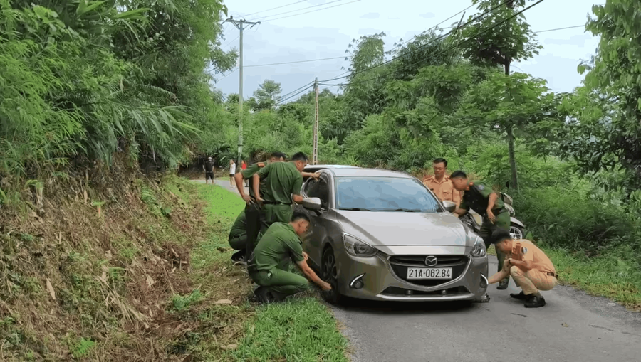 Sau khi bị chặn dừng phương tiện, Trần Văn Tam cố thủ trong ô tô, lực lượng chức năng phải kiên trì vận động, khống chế và đưa đối tượng ra ngoài. (Ảnh: CA Lào Cai).