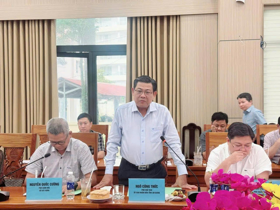 Ông Ngô Công Thức, Phó Chủ tịch UBND tỉnh An Giang báo cáo tại buổi làm việc. (Ảnh: Hoàng Dung)