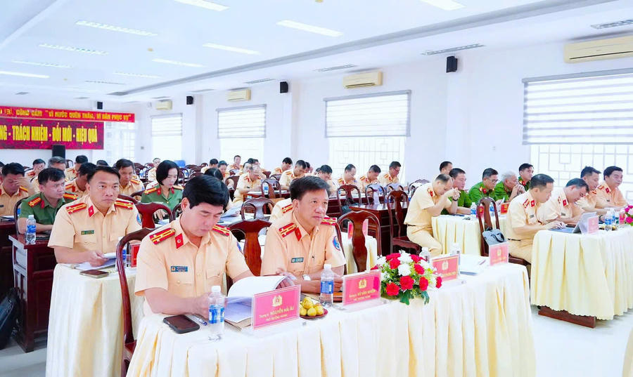 Các đại biểu tham dự buổi làm việc.