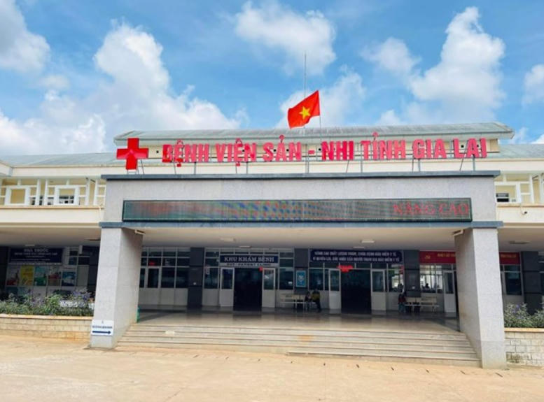 Cháu K. đang được điều trị tại bệnh viện với các thương tích, riêng cha dượng bị Công an tạm giữ hình sự. Ảnh Bệnh viện cung cấp