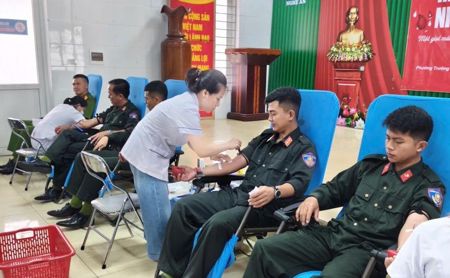 Hành động nhân văn của các chiến sỹ Phòng Cảnh sát cơ động Công an tỉnh Hà Tĩnh.