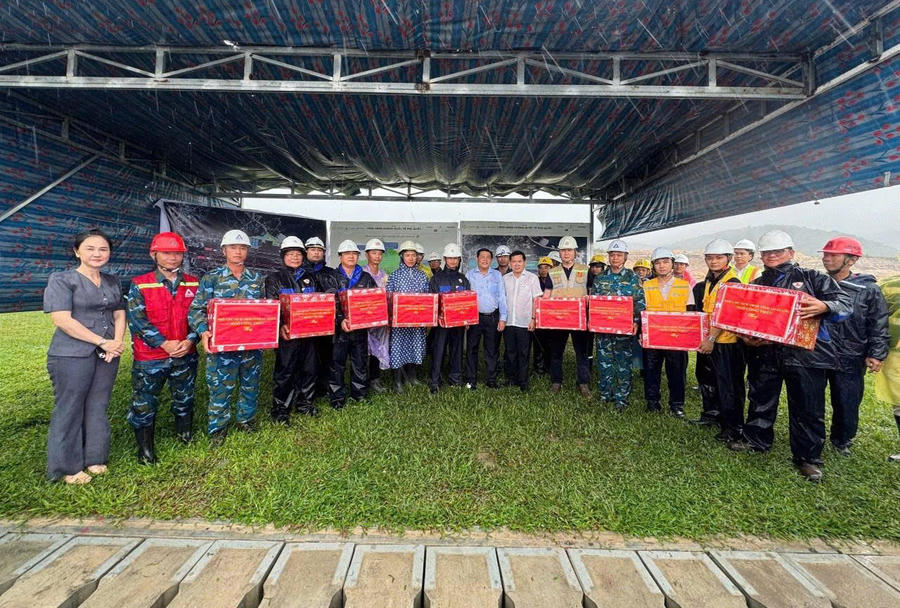 Lãnh đạo tỉnh An Giang đến kiểm tra và tặng quà cho công nhân đang thi công dự án mở rộng Cảng hàng không quốc tế Phú Quốc.