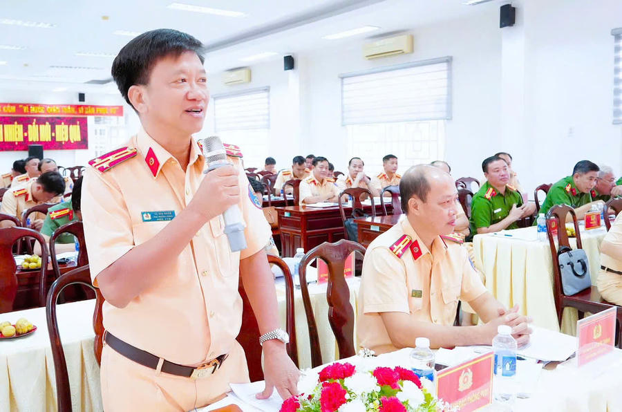 Các đại biểu phát biểu ý kiến.