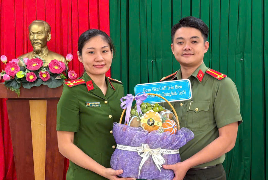 Công an phường Trấn Biên thăm, tặng quà đồng chí Trung úy Phan Đức Mạnh, thương binh loại A, hiện đang công tác tại Tổ Tổng hợp Công an phường Trấn Biên.