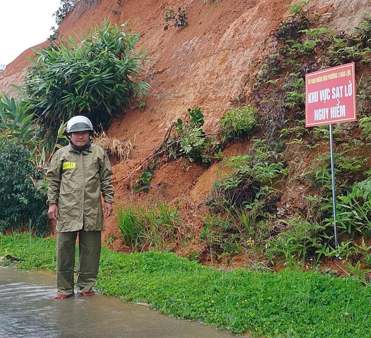 Công an phường 3 Bảo Lộc phối hợp cắm biển cảnh báo. (Ảnh: Công an tỉnh Lâm Đồng)