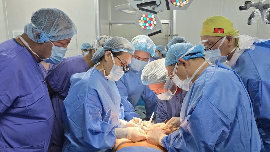 Ca ghép kéo dài khoảng 6 giờ với nhiều thách thức. Ảnh: BVCC