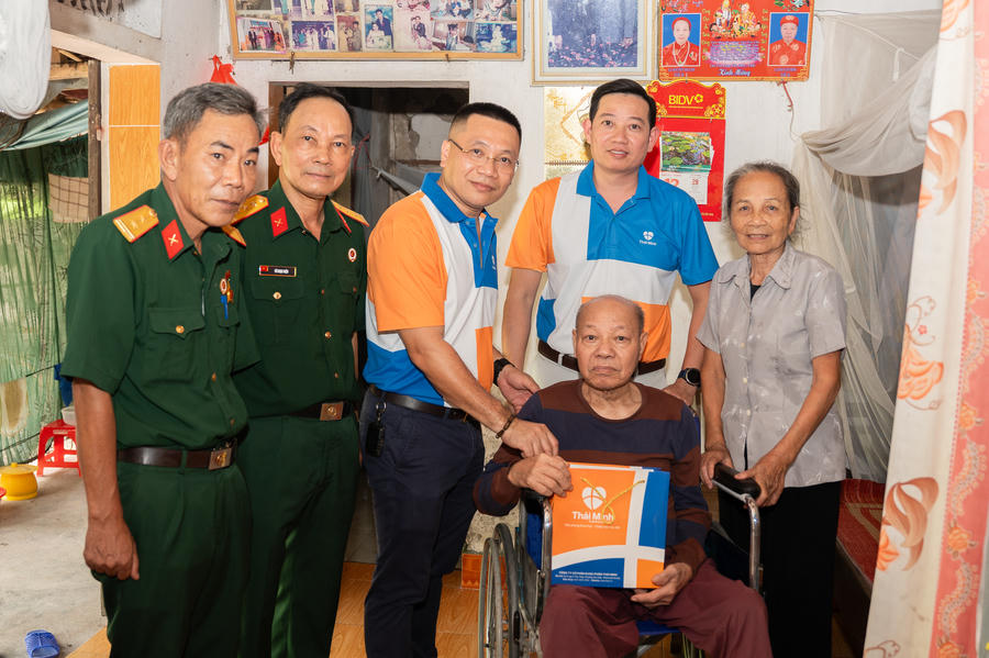 Đoàn công tác đã tới thăm và trao quà cho 25 gia đình chính sách, người có công có hoàn cảnh khó khăn tại 4 tỉnh, thành.