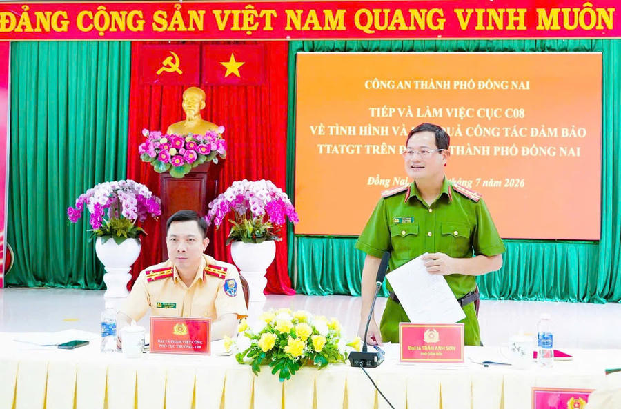 Đại tá Trần Anh Sơn - Phó Giám đốc Công an TP Đồng Nai phát biểu tại buổi làm việc.