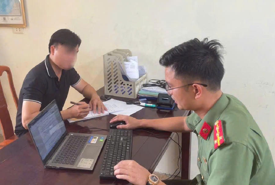 Anh N.S.L. thừa nhận hành vi sai phạm, tự nguyện gỡ bỏ thông tin - Ảnh công an Nghệ An.