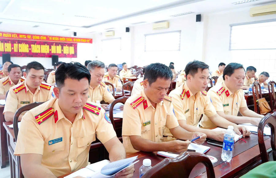 Các đại biểu tham dự buổi làm việc.
